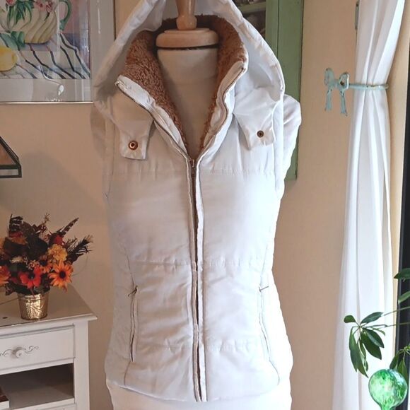 Shinestar Hooded Vest - Picture 1 of 9